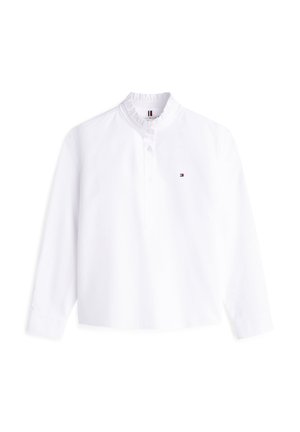 Bílá blůza s dlouhým rukávem, s řaseným vysokým límcem, knoflíkovou légou a malým logem Tommy Hilfiger na levé straně hrudi.