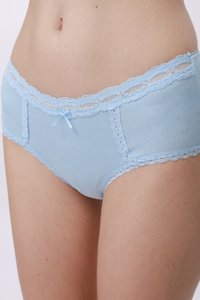 Ljusblå ribbade trosor med spetsdetaljer och en dekorativ rosett i midjan. Har sidofickor och avskurna kanter för textur.
