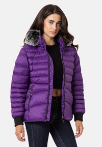 Lila Puffjacke mit horizontaler Steppung, mit fellgefütterter Kapuze, schwarzem Reißverschluss, Seitentaschen und gerippten Bündchen. Glatte Textur.