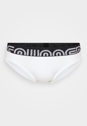 Weiße Damenunterwäsche mit einem schwarzen elastischen Bund, der silberne Schriftzüge präsentiert. Das Material ist glatt, mit einem nahtlosen Design und abgerundeten Kanten.
