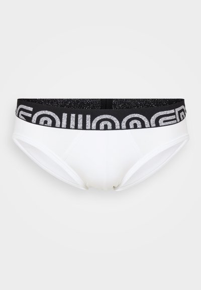 Weiße Damenunterwäsche mit einem schwarzen elastischen Bund, der silberne Schriftzüge präsentiert. Das Material ist glatt, mit einem nahtlosen Design und abgerundeten Kanten.