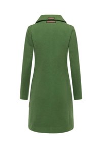 Manteau en mélange de laine vert au design structuré, avec un large col, des manches longues et des détails de couture subtils à l'arrière.