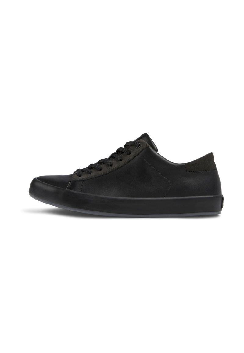 Adidași negri din piele netedă, cu o talpă căptușită, vârf rotund și sistem de închidere cu șireturi. Prezintă un accent texturat pe toc.