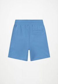 Svetlo modri šortsi iz mehkega blaga, z zadnjim žepom in elastičnim pasom, z gladko teksturo in čistimi linijami.