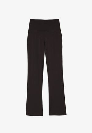 Pantaloni neri elasticizzati con una fascia in vita larga, caratterizzati da una vestibilità ampia sulle gambe e da una texture morbida e liscia. Nessun motivo visibile o accessori.