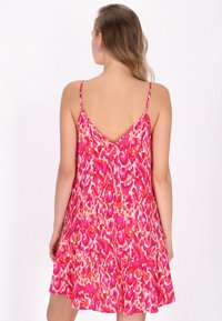 Rochie de vară cu model floral, cu decolteu în V, având culori roz, portocalie și crem. Confeționată dintr-un material ușor și dispune de bretele ajustabile.