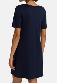 Abito blu navy a maniche corte realizzato in materiale morbido, con scollatura tonda e orlo leggermente svasato, caratterizzato da una texture liscia.