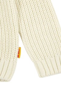 Pleciony sweter w kolorze kremowym z prążkowanym wykończeniem i fakturowanym wzorem; posiada żółtą metkę marki z boku.