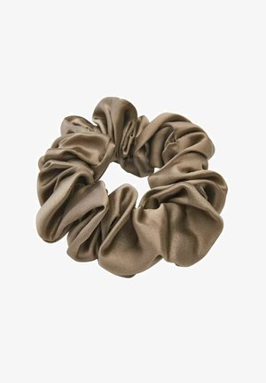 Bruine zijdezachte stoffen scrunchie met geplooide, gerimpelde textuur die een cirkelvormige haaraccessoire vormt op een witte achtergrond.