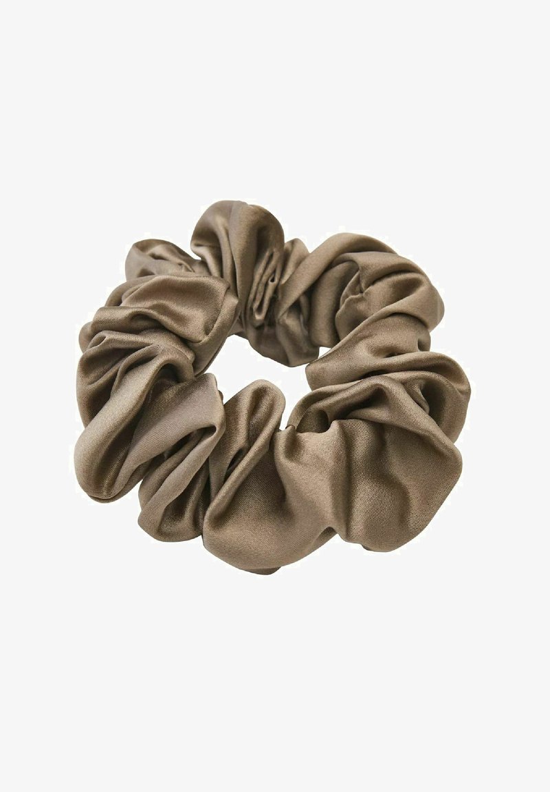Chouchou en tissu soyeux marron avec une texture froncée et plissée formant un accessoire circulaire pour cheveux sur fond blanc.