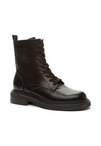 Čierna kožená členková čižma s šnurovaním vpredu, blokovým podpätkom, zaoblenou špičkou a pútkom vzadu.