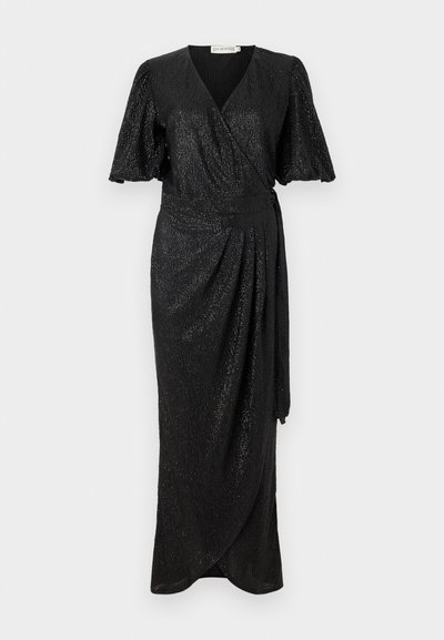 Čierne ob wrap šaty s krátkymi, nadýchanými rukávmi, textúrovanou látkou s jemným leskom a detailom na viazanie v páse, s dĺžkou po členky.