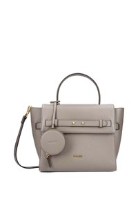 Sac en cuir gris, de forme structurée, avec une poignée supérieure, une bandoulière amovible, des garnitures dorées et un charm rond attaché.
