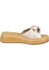 Metaalachtige beige slipper met een knoopontwerp, gevoerde zool en een dikke, tan gekleurde platformzool met een gouden accentlijn.