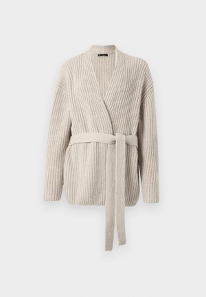Beige geribbelde brei cardigan met lange mouwen en een bijpassende gebreide riem die op de taille is geknoopt, weergegeven op een witte achtergrond.