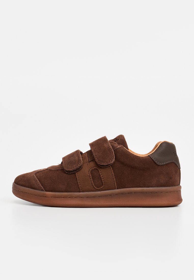 Braune Wildleder-Sneaker mit doppelten Klettverschlüssen, Gummisohle, abgerundetem Zehenbereich und dezenten Akzenten an der Ferse.
