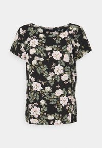 Camiseta de manga corta floral hecha de tela suave. Fondo negro con flores rosa y blancas y hojas verdes. Escote redondo.