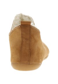 Chaussure à enfiler ensuede marron avec une doublure intérieure douce et moelleuse, un petit talon et une semelle extérieure texturée. La vue arrière montre les détails de couture et une languette.