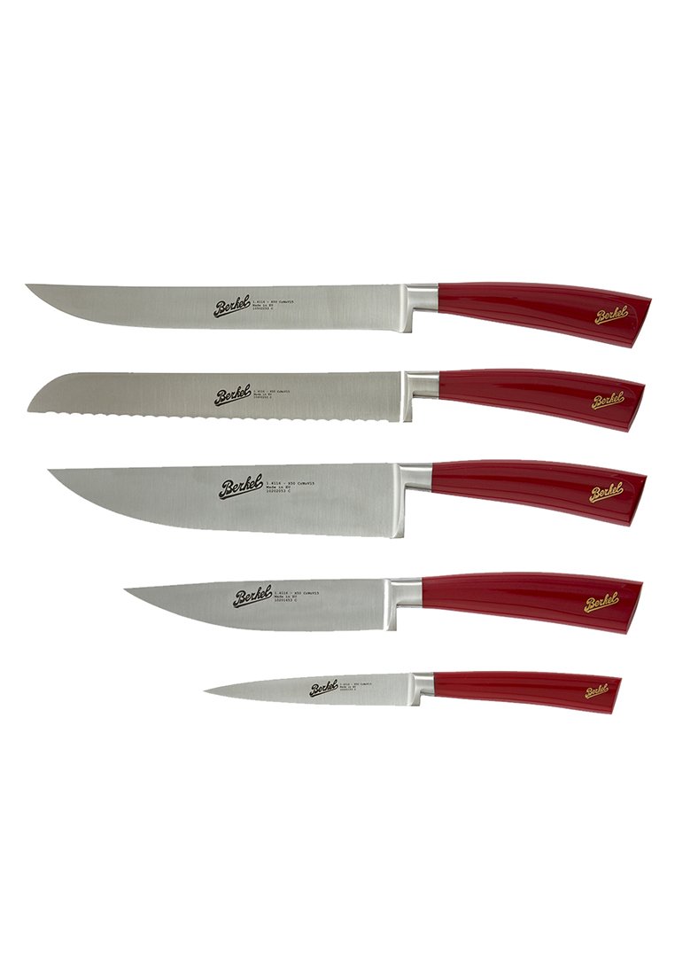 Set aus fünf Küchenmessern mit Klingen aus rostfreiem Stahl und roten Kunststoffgriffen. Jedes Messer hat eine eigene Form und Schneide.