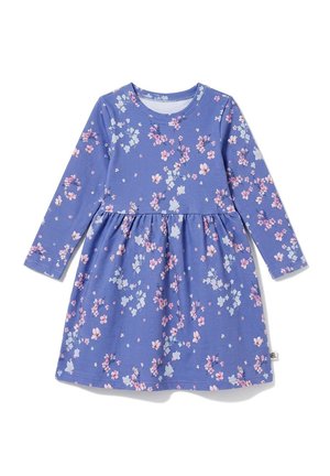 Niebieska sukienka na długi rękaw dla malucha, z marszczonym pasem, ozdobiona wzorem małych różowych i białych kwiatów.