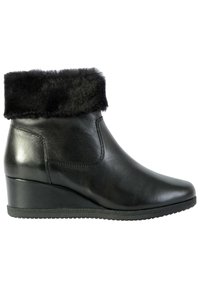 Bottine en cuir noir avec un bord en fausse fourrure, talon compensé et texture lisse. Présente un bout arrondi et un design sans fermeture.