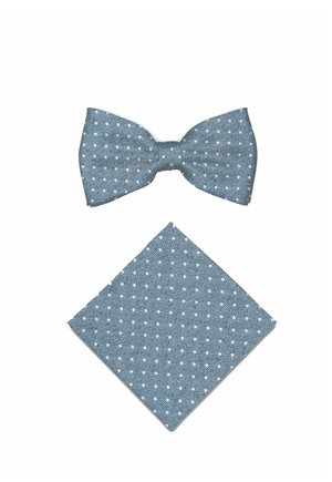 Nœud papillon bleu et pochette assortie à pois blancs disposés sur un fond blanc.