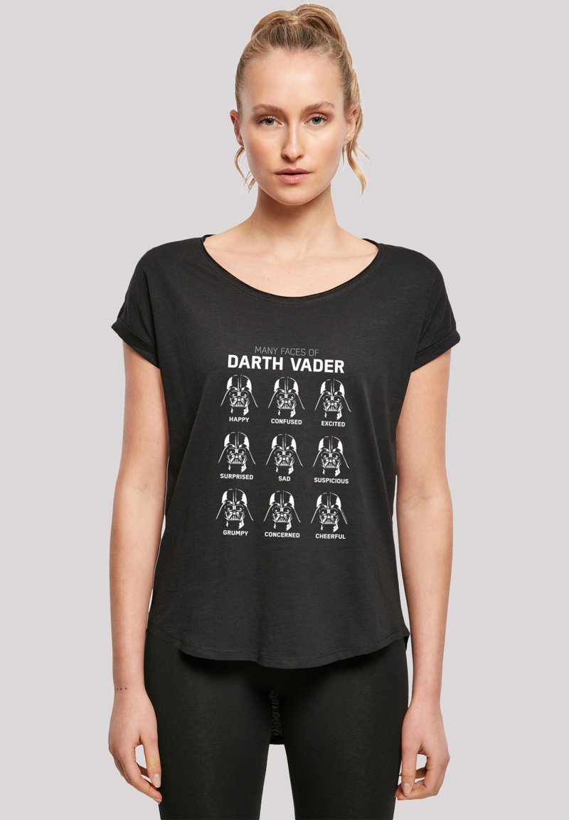 Svart T-skjorte med korte ermer med hvit grafikk som viser ni Darth Vader-ansikter, hver merket med forskjellige følelser. Rundet kantdesign.