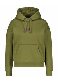 Oliwkowa bluza z kapturem, z przednią kieszenią, regulowanym kapturem, ściągaczami na rękawach oraz małą prostokątną naszywką z logo "Tommy Jeans" umieszczoną na środku klatki piersiowej.