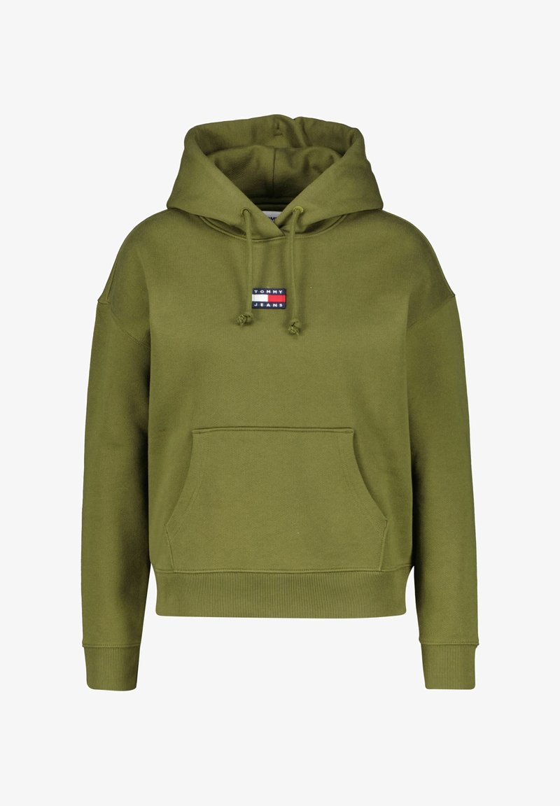 Oliwkowa bluza z kapturem, z przednią kieszenią, regulowanym kapturem, ściągaczami na rękawach oraz małą prostokątną naszywką z logo "Tommy Jeans" umieszczoną na środku klatki piersiowej.