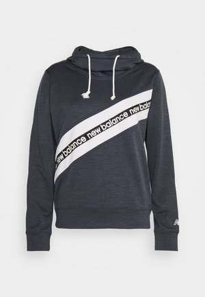 Tmavě šedá mikina New Balance s bílým diagonálním pruhem a textem loga, kapucí se stahovací šňůrkou a dlouhými rukávy.