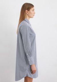 Gestreepte jurk in marineblauw en wit, met een kraag, lange mouwen en knoopsluitingen bij de manchetten, met een rechte snit.