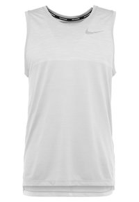 Canottiera atletica bianca con scollatura rotonda, tessuto testurizzato e logo Nike grigio sulla parte superiore sinistra del petto. Accenti neri del logo sul collo.