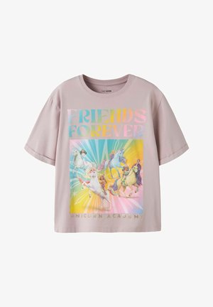 T-shirt violet clair avec texte coloré « Friends Forever » et quatre filles chevauchant des licornes sur un fond pastel à explosion étoilée arc-en-ciel.
