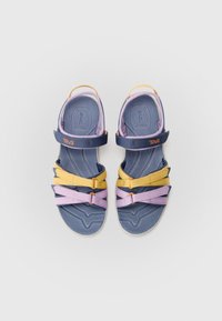 Teva-sandaler med en blå bas, gula och rosa remmar, samt texturerade sulor för bättre grepp. Justerbara remmar förbättrar passform och komfort.
