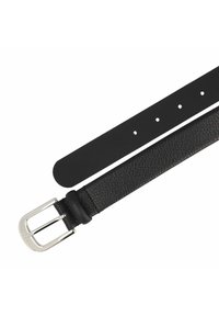 Cintura in pelle nera con finitura testurizzata, dotata di una fibbia in metallo argentato e di più fori per la regolazione. Retro liscio.