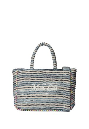 Sac à main tissé à rayures avec des fils bleus, blancs et noirs, décoré de petites perles multicolores le long des bords et de texte blanc brodé à l'avant.