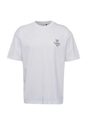 Weißes T-Shirt mit kurzen Ärmeln aus Baumwolle, das auf der linken Brustseite ein kleines grünes Logo und ein klassisches Rundhalsdesign aufweist.