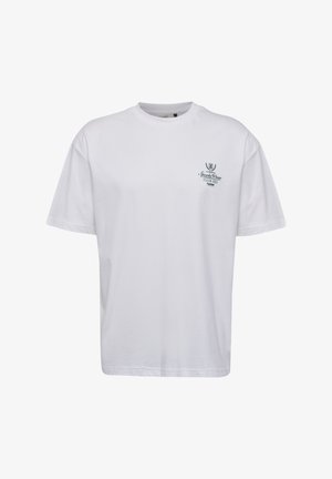 Weißes T-Shirt mit kurzen Ärmeln aus Baumwolle, das auf der linken Brustseite ein kleines grünes Logo und ein klassisches Rundhalsdesign aufweist.