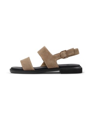 Wildleder-Sandale mit überkreuzten Riemen in Braun, flacher schwarzer Sohle und verstellbarem Schnallenverschluss am Knöchel. Glatte Textur mit minimalistischem Design.