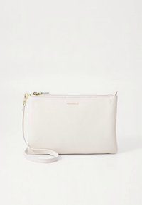 Clutch de couro branco com textura lisa, fecho de correr e alça destacável. Ferragens douradas e logótipo gravado na parte da frente.