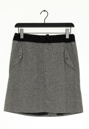 Grijze tweed rok met zwarte elastische tailleband en trekkoord, klepzakken met knopen, hangend aan een zwarte kledinghanger tegen een witte achtergrond.