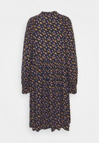 Námořnické šaty s dlouhým rukávem a květinovým vzorem v růžové a žluté; mají vysoký límec a nařasený pas pro uvolněný střih.