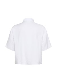 Hvid kortærmet tekstureret skjorte med bred krave, vist fra ryggen på en ensfarvet hvid baggrund.