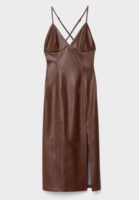 Robe mi-longue en similicuir marron avec fines bretelles croisées et fente latérale.