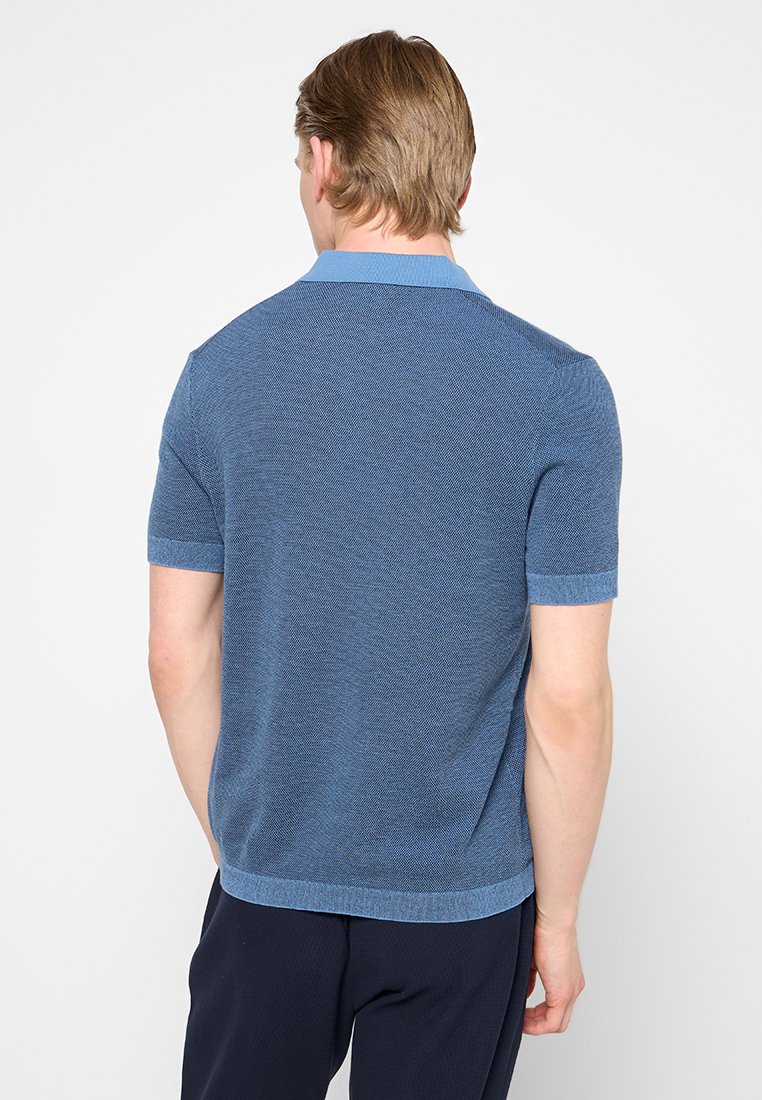 Kurzärmliges Poloshirt aus blauer Strickware mit kontrastierendem hellblauen Kragen und Bündchen, strukturiertem Muster und lässiger Passform.