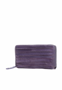 Portefeuille en cuir violet avec des rayures horizontales, une fermeture éclair et une finition texturée. Accentué par un détail subtil du logo de la marque.