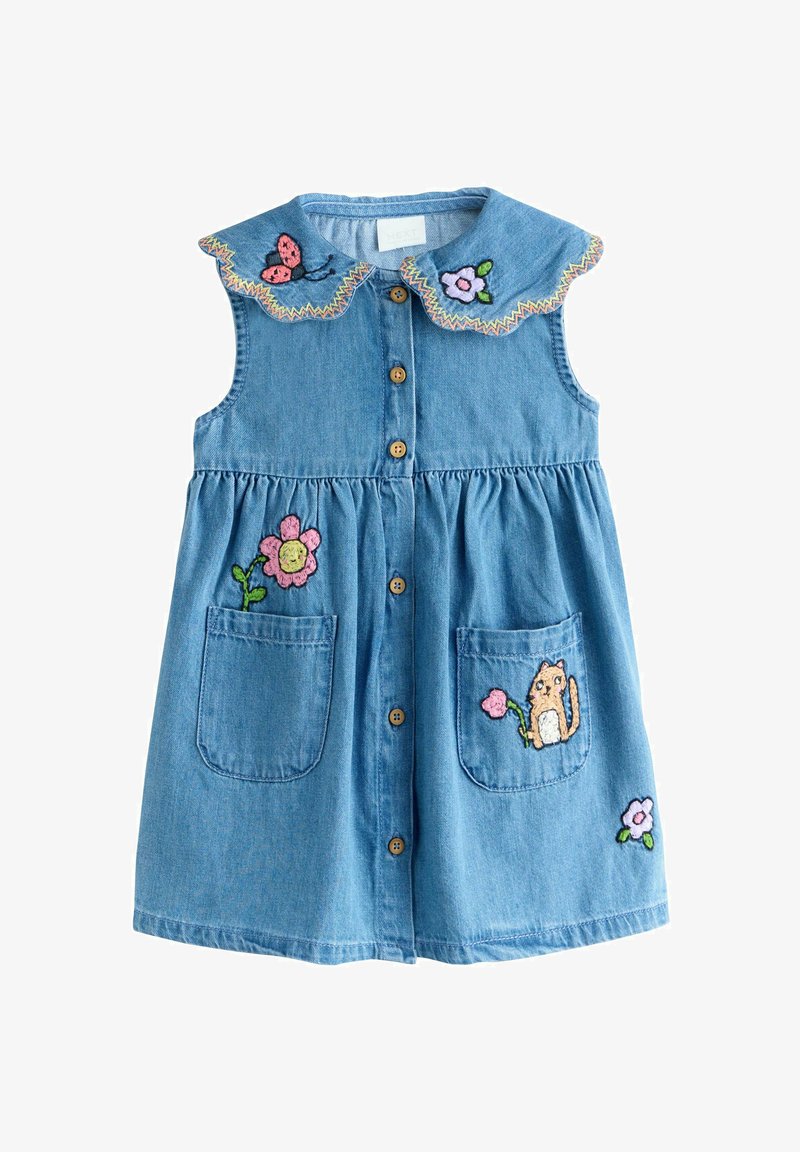 Vestido azul de mezclilla con cuello festoneado, flores bordadas y un gato en los bolsillos, con botones de madera y cintura fruncida.