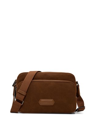 Bolso bandolera rectangular marrón con correa de tela ajustable, bolsillo frontal con cremallera y parche de marca de cuero en superficie lisa.