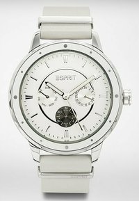 Silberner Edelstahl-Uhren mit einem weißen Ziffernblatt, grauem Lederarmband und mehreren Funktionsunterzifferblättern für Tag, Datum und eine 24-Stunden-Anzeige.
