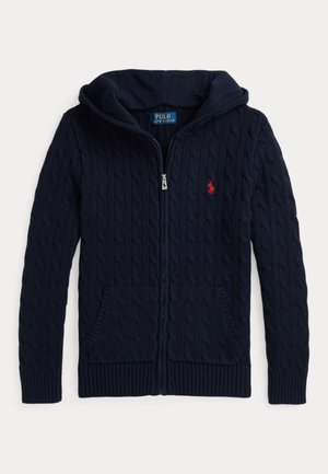 Felpa blu navy a maglia cable-knit con zip, cappuccio, polsini a costine e due tasche frontali. Presenta un piccolo logo rosso sul petto.